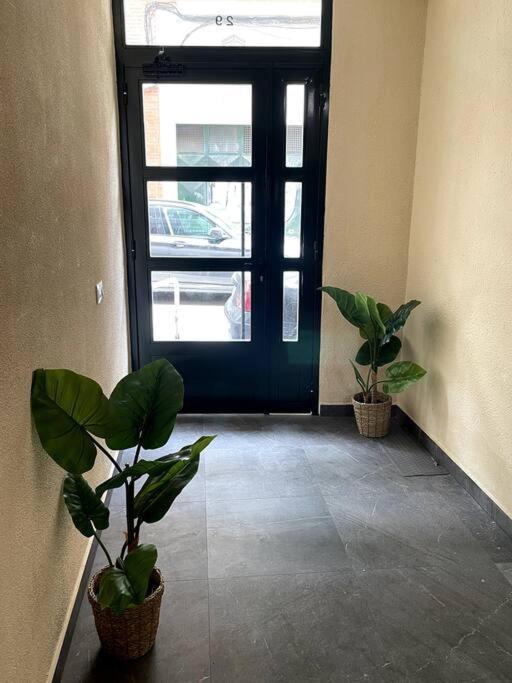 Cozy 2 Bedroom Apartment With Patio Madrid Extérieur photo