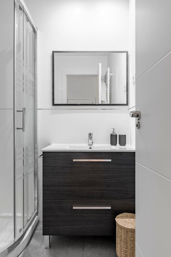 Cozy 2 Bedroom Apartment With Patio Madrid Extérieur photo