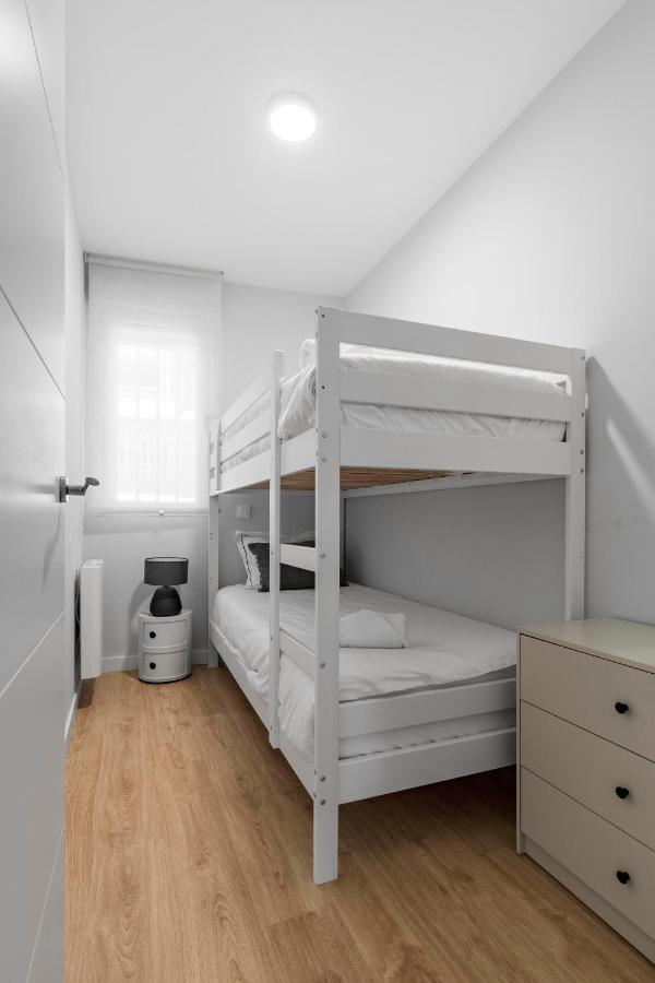 Cozy 2 Bedroom Apartment With Patio Madrid Extérieur photo