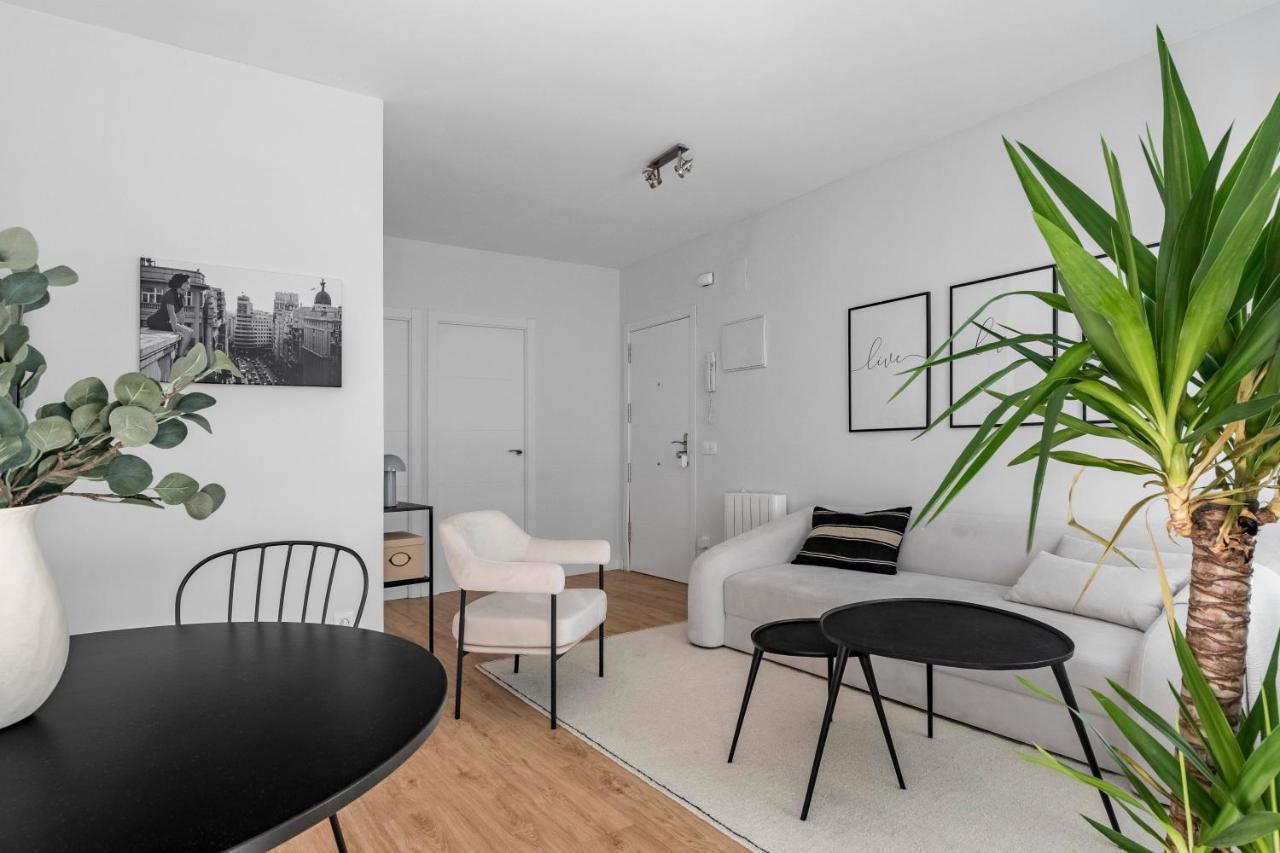 Cozy 2 Bedroom Apartment With Patio Madrid Extérieur photo