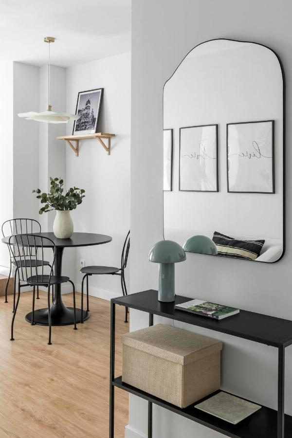Cozy 2 Bedroom Apartment With Patio Madrid Extérieur photo