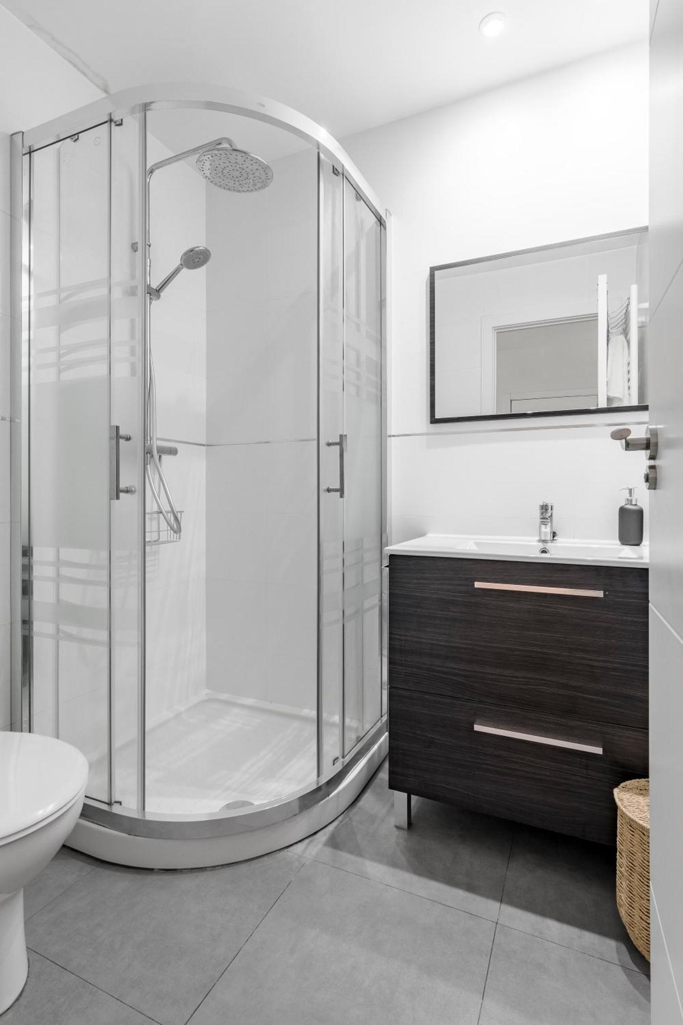 Cozy 2 Bedroom Apartment With Patio Madrid Extérieur photo