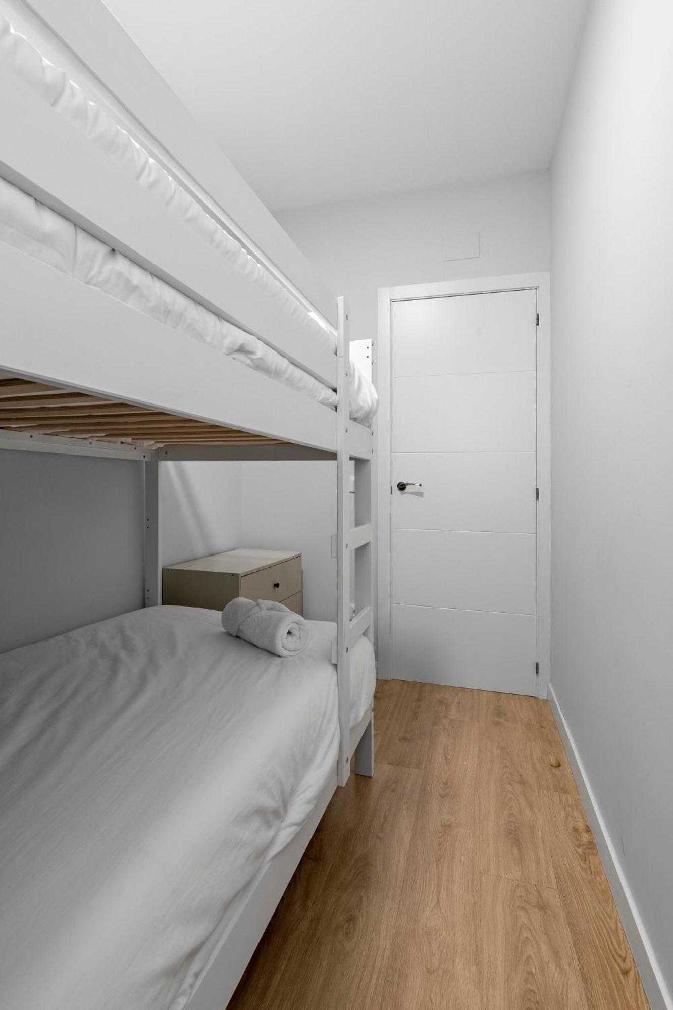 Cozy 2 Bedroom Apartment With Patio Madrid Extérieur photo