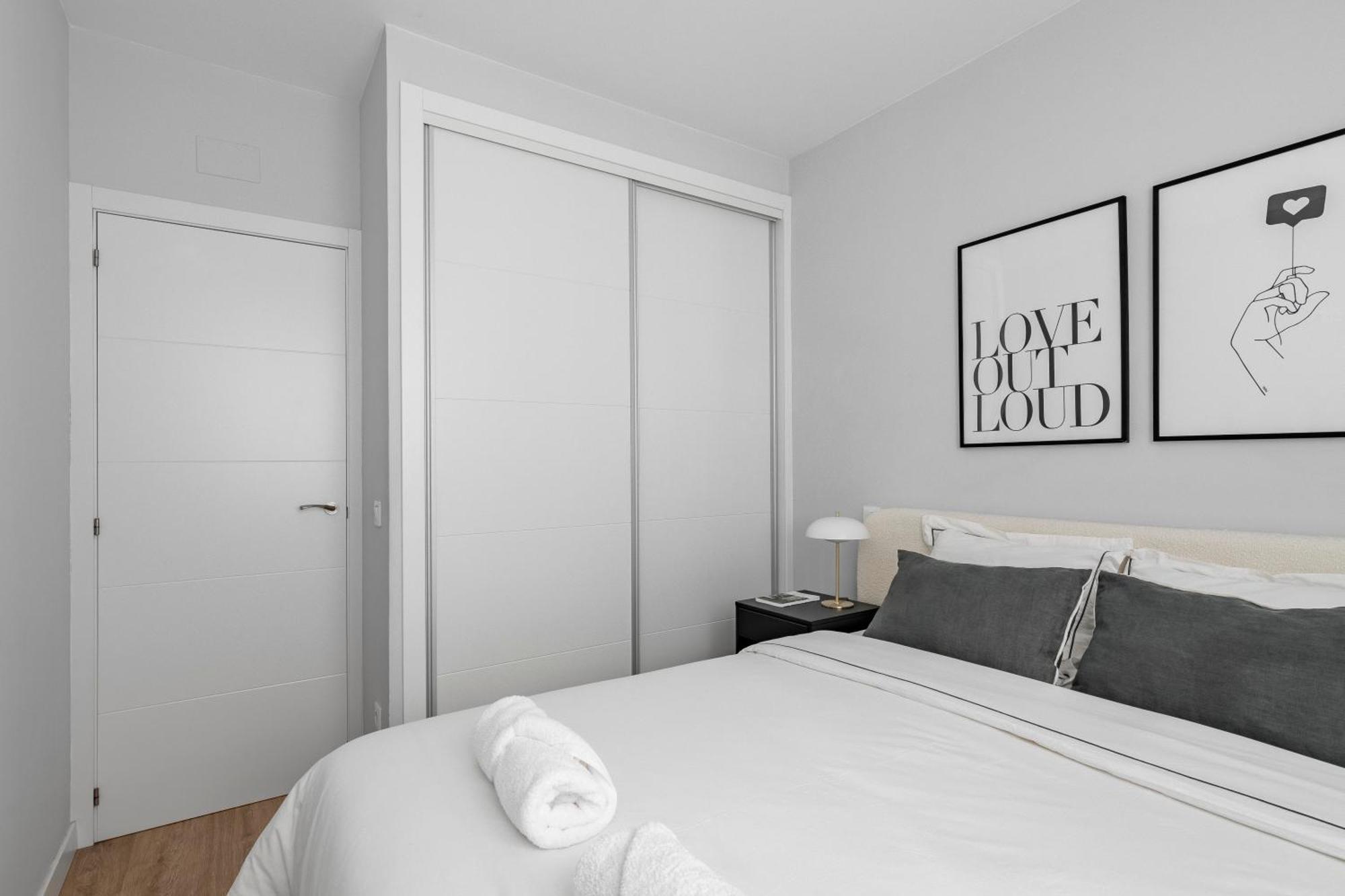 Cozy 2 Bedroom Apartment With Patio Madrid Extérieur photo